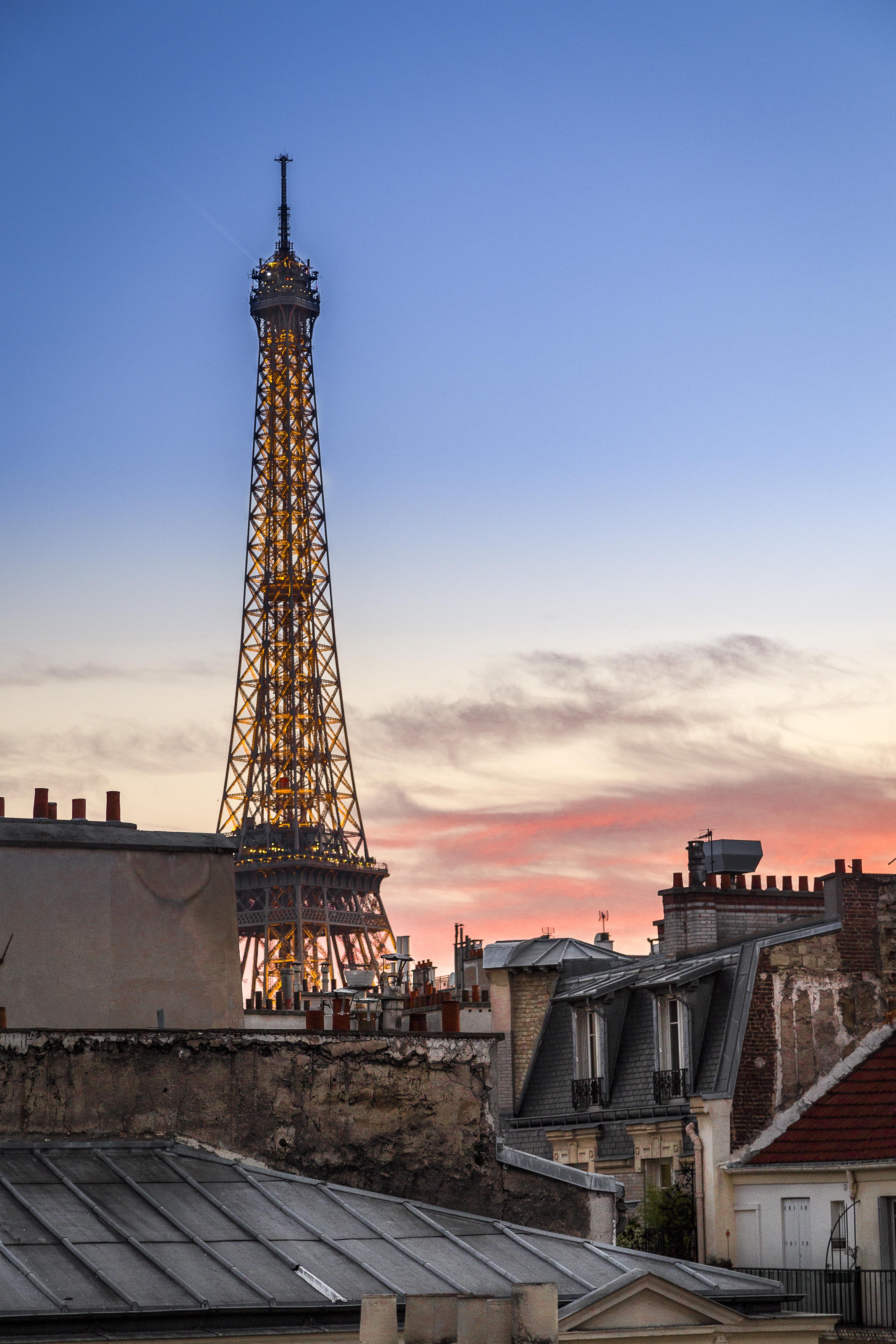 A vertical shot of the Eiffel Tower during a pink sunset in Paris, France