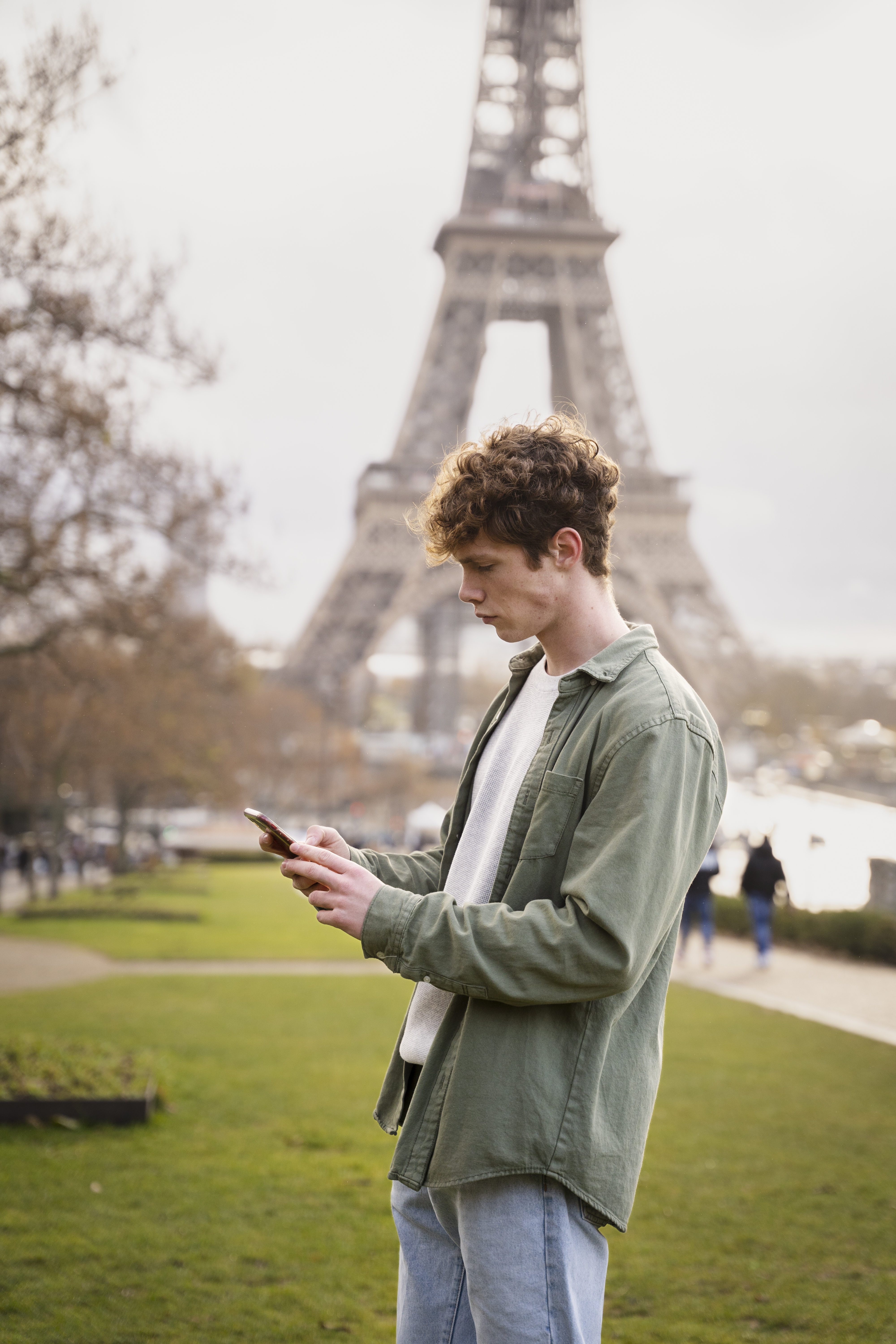 medium-shot-teen-holding-smartphone